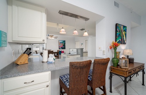 South Island Condo | Corner Unit Top Floor | Bay Views, Pool & Walk to Beach Access