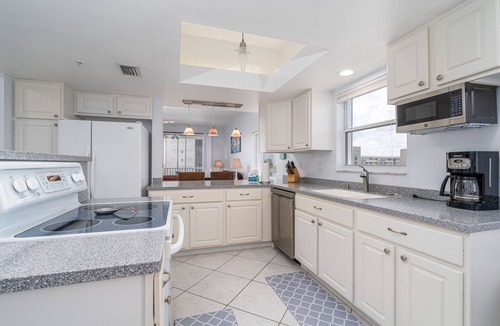South Island Condo | Corner Unit Top Floor | Bay Views, Pool & Walk to Beach Access