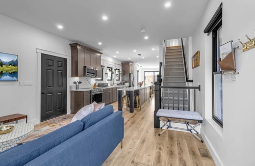 Williamsville House | Cornerhouse716 - Modern NEW BUILD in central spot!