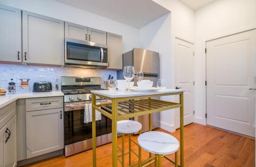 Corn Hill House | Cornhill 1BR Downtown High Falls Wi-Fi Kitchen TV