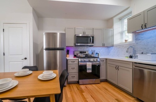 Corn Hill Apartment | Cornhill 2BDRM-HighFall+EquippedKitchen+Wi-Fi.