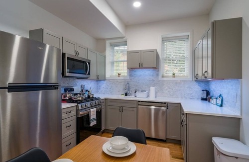 Corn Hill Apartment | Cornhill 2BDRM-HighFall+EquippedKitchen+Wi-Fi.