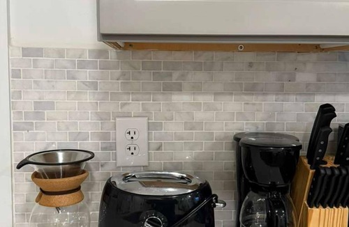 Corn Hill House | Cornhill Apt w FreeParking Kitchen W+D.