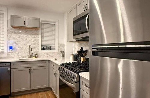 Corn Hill House | Cornhill Apt w FreeParking Kitchen W+D.