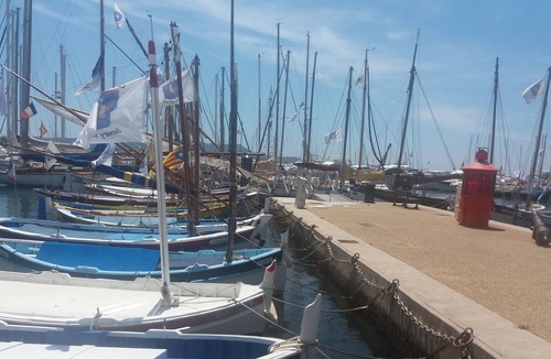 Sanary-sur-Mer Apartment | CORNICHE DES BAUX SEAFRONT APARTMENT