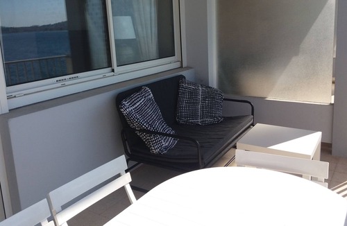 Sanary-sur-Mer Apartment | CORNICHE DES BAUX SEAFRONT APARTMENT