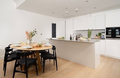 Kingsand Apartment | Cornwall Beachfront Stay | Walk to Pubs & Pasties