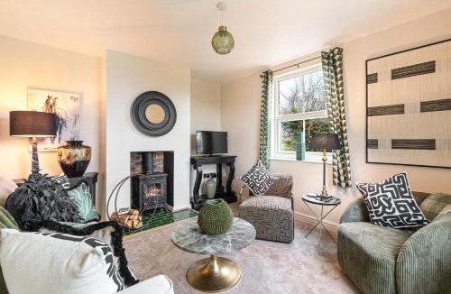 Broadwas House | Coronation Cottage - With Woodfired Hot Tub