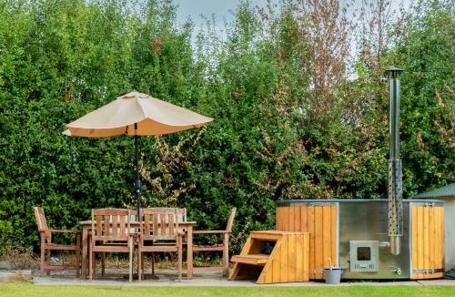 Broadwas House | Coronation Cottage - With Woodfired Hot Tub