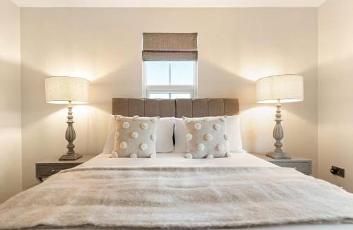 Broadwas House | Coronation Cottage - With Woodfired Hot Tub