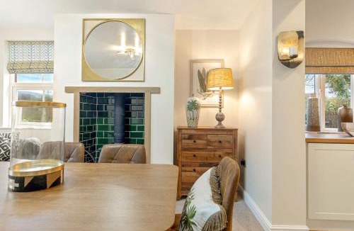 Broadwas House | Coronation Cottage - With Woodfired Hot Tub