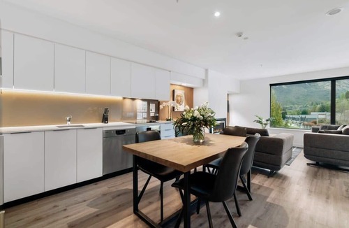 Arthur's Point Apartment | Coronet Base at La Residence du Parc