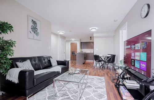 Downtown Mississauga Condo | Corporate 2 Bed 2 Bath Condo Celebration Square 1Parking
