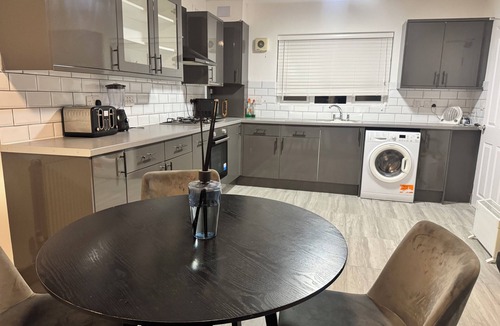 North End House | Corporate 3bedroom home with parking