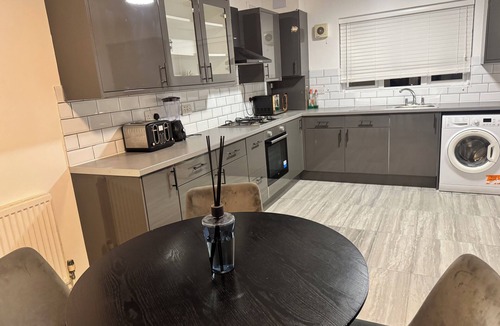 North End House | Corporate 3bedroom home with parking