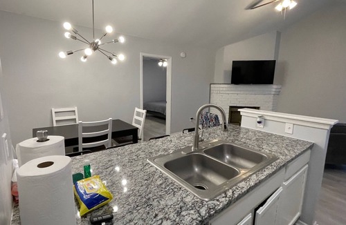 Copperfield House | Corporate Duplex #B - fully remodeled & Furnished