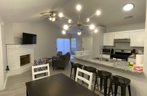 Copperfield House | Corporate Duplex #B - fully remodeled & Furnished