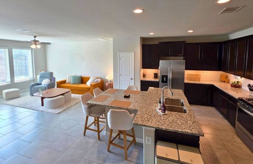 Pearland House | Corporate Retreat Near Houston and Med Ctr