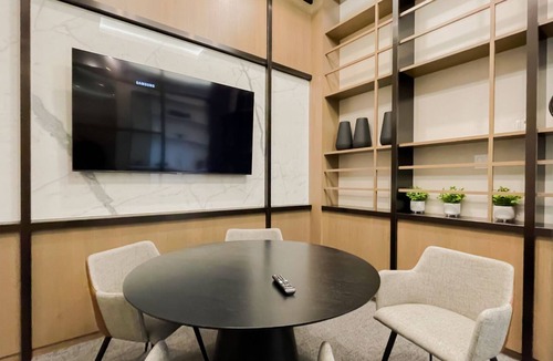 Saint-Laurent Apartment | Corporate Stays | Monarc | Restful 1 BR apt