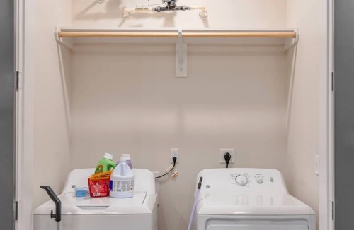 Old East Dallas Apartment | Corporate suites 2 bedroom | Rooftop Pool | Parking | Washer Dryer | Dallas Dee
