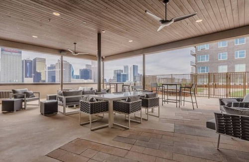 Old East Dallas Apartment | Corporate suites 2 bedroom | Rooftop Pool | Parking | Washer Dryer | Dallas Dee