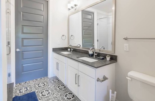 Old East Dallas Apartment | Corporate suites 2 bedroom | Rooftop Pool | Parking | Washer Dryer | Dallas Dee