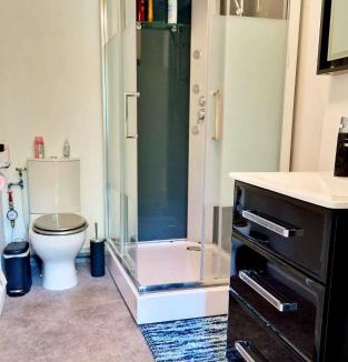 Vendegies-sur-Ecaillon Bed & Breakfast | Corporate Team Accommodation Sleeps 12 Shower4