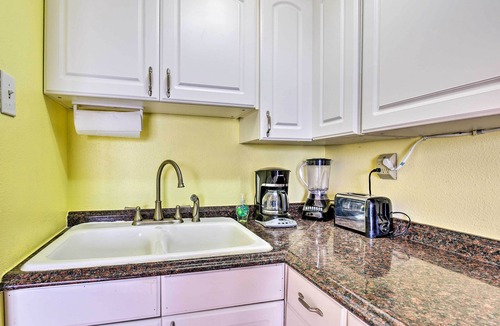 North Beach Condo | Corpus Christi Beachfront Condo w/Pool Access!