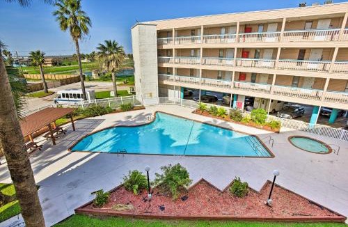 North Beach Apartment | Corpus Christi Beachfront Condo with Pool Access!