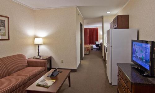 Coshocton Hotel | Coshocton Village Inn & Suites