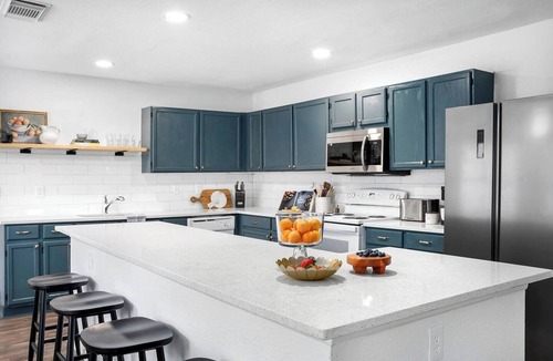 Live Oak House | Cosmic Cowboy: Hot Tub, Fire Pit, Putt-Putt, Games | Sleeps14