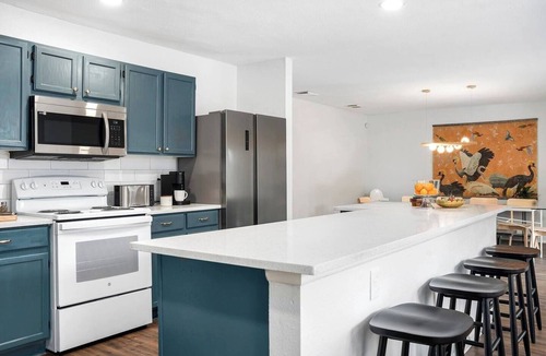 Live Oak House | Cosmic Cowboy: Hot Tub, Fire Pit, Putt-Putt, Games | Sleeps14