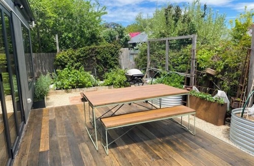 Trentham Apartment | Cosmo Studio - Cosy, modern and close to it all