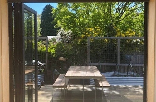 Trentham Apartment | Cosmo Studio - Cosy, modern and close to it all