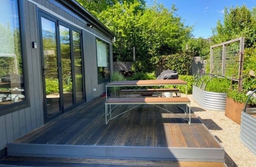 Trentham Apartment | Cosmo Studio - Cosy, modern and close to it all