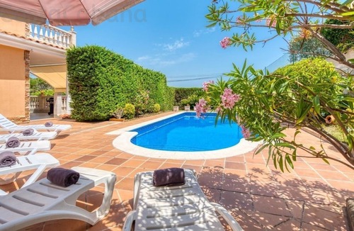 Condado del Jaruco Villa | ♥ CostaCabana - Villa Primavera ♥ Spacious vacation villa with garden and pool!