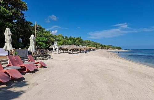 Costambar Apartment | Costambar Seaside Apartment with Pool