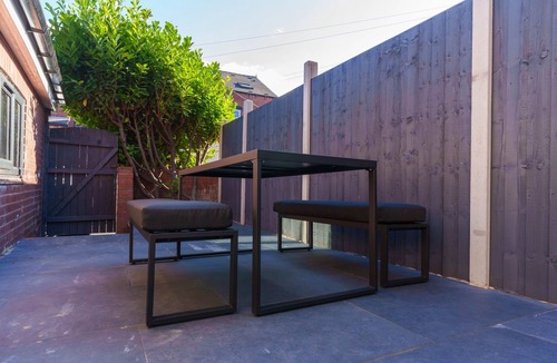 Chapeltown Apartment | Cosy 1 Bed Apt in Leeds - Smart TV & Mood lights