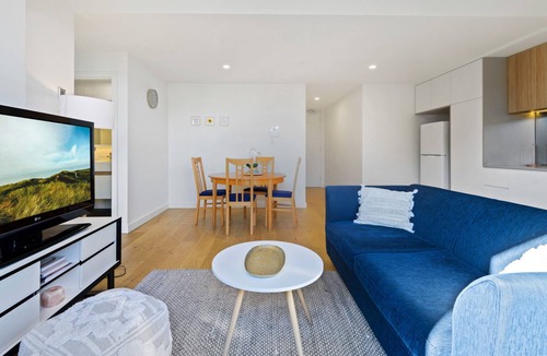 Flemington Apartment | Cosy 1-Bed with Private Balcony By Showgrounds