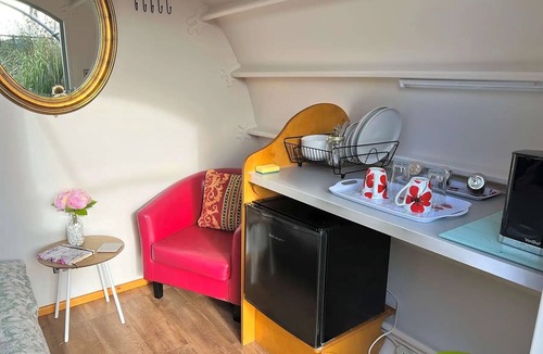 Berwick St James Cabin | Cosy 1 Bedroom Cabin- Moon Pod