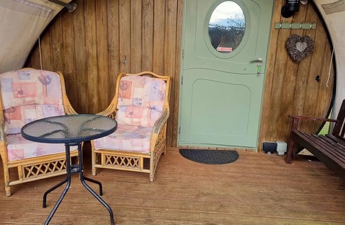 Berwick St James Cabin | Cosy 1 Bedroom Cabin- Moon Pod