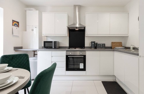 Malvern Apartment | Cosy 1BD in Malvern With Stunning Views