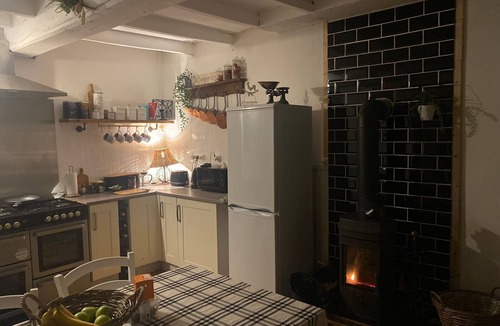 Carelles Cottage | Cosy 2 bed cottage, sleeps 4, in quiet village