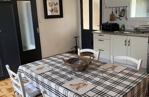 Carelles Cottage | Cosy 2 bed cottage, sleeps 4, in quiet village