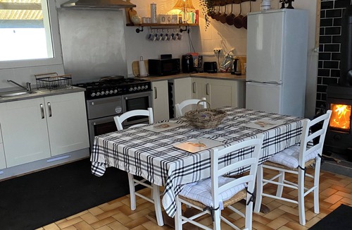 Carelles Cottage | Cosy 2 bed cottage, sleeps 4, in quiet village