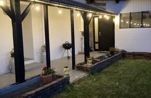 Carelles Cottage | Cosy 2 bed cottage, sleeps 4, in quiet village