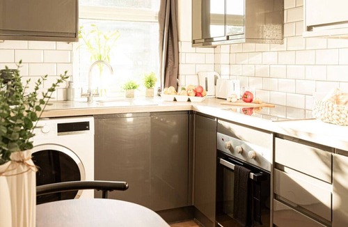 Wroxton Apartment | Cosy 2-Bed Flat - Sleeps 4 - Free Parking