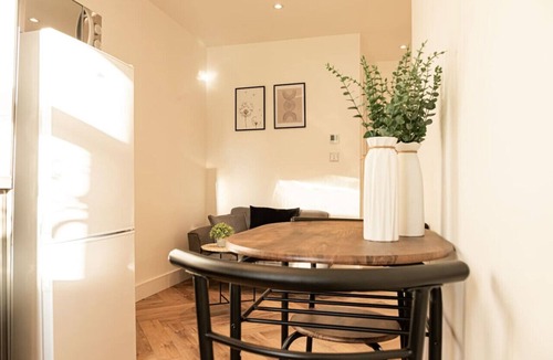 Wroxton Apartment | Cosy 2-Bed Flat - Sleeps 4 - Free Parking
