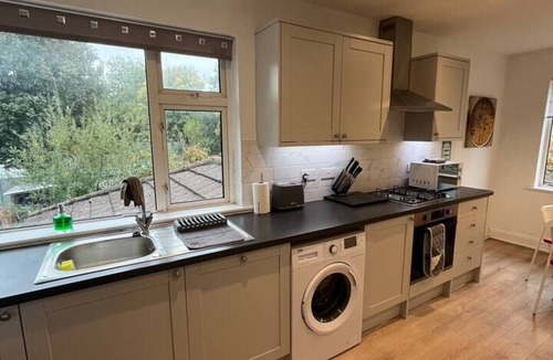 Wraysbury Apartment | Cosy 2-Bed Home Near Heathrow & Windsor