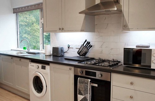 Wraysbury Apartment | Cosy 2-Bed Home Near Heathrow & Windsor